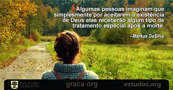 Mulher andando numa floresta cedo com texto sobre o artigo: A Fé Que Não Salva (Do Ateismo ao Cristianismo Morno) [Com Áudio]