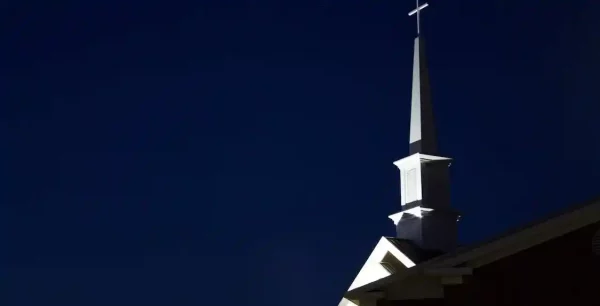 Foto de uma igreja com forte sombra de azul para preto. As Taticas de Satanás Contra a Igreja.