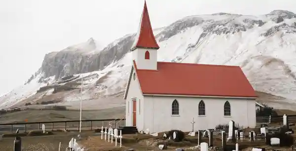 Uma igreja na montanha junto a um pequeno cemetério. estudos-biblicos-topicos-serie a terra o céu e o inferno